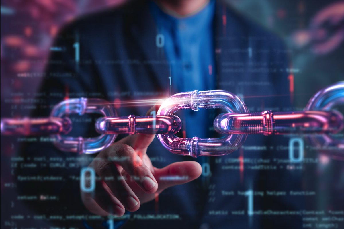 El empresario toca la cadena digital, la tecnología financiera Blockchain para asegurar las criptomonedas como bitcoin para pagos en línea y transacciones de dinero. Concepto Fintech con bloques de contabilidad cifrados encadenados.